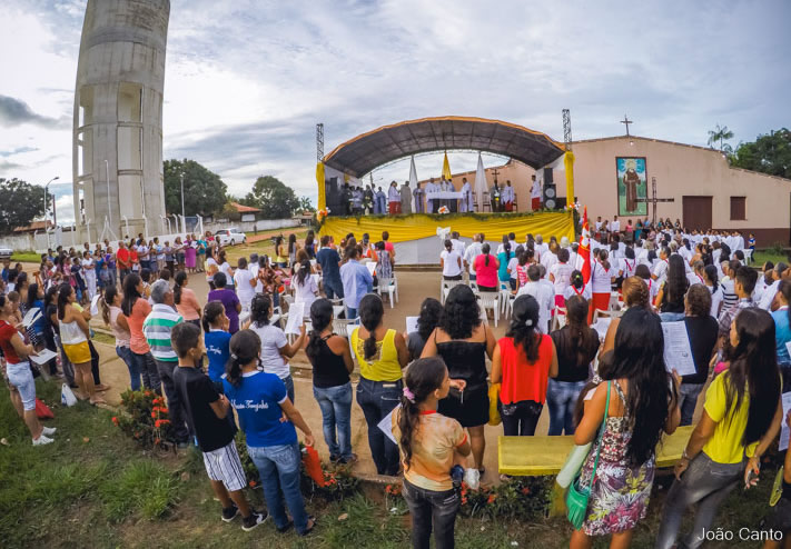 Centenas de fiéis participam da celebração de Corpus Christi em Óbidos