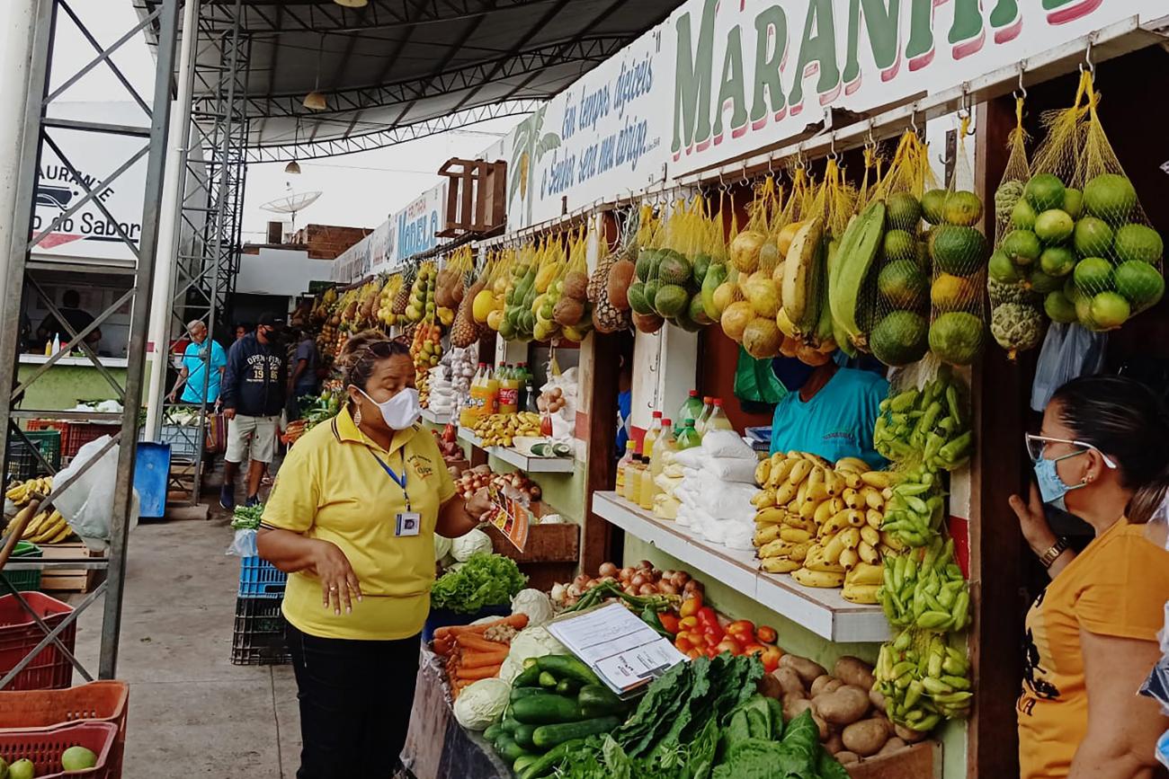 Fiscais da Adepará inspecionam produtos na feira de Monte Alegre