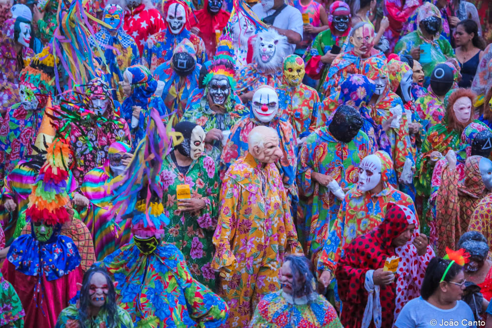 CARNAPAUXIS 2023: Bloco do Morro trouxe pra avenida a tradição do Mascarado Fobó