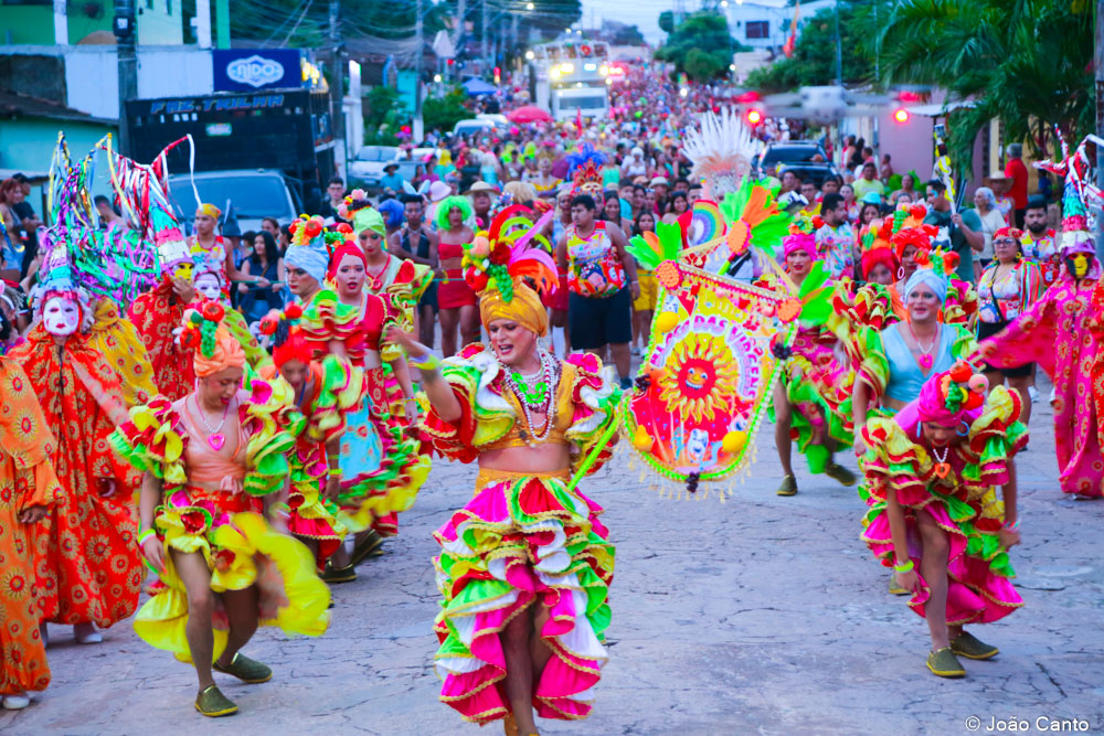 Bloco das Virgens encerra Carnapauxis 2025 com homenagem a Carmem Miranda