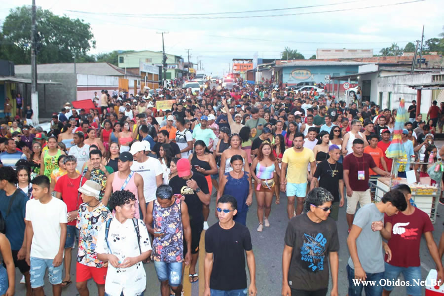 Abertura do Pré-Carnapauxis 2025 em Óbidos começou com o Bloco Vai ou Raxa