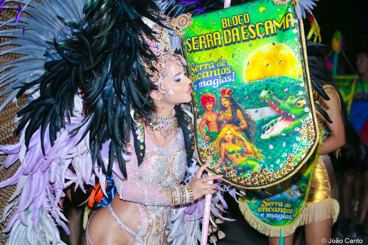 CARNAPAUXIS 2026: Bloco Serra da Escama encanta o público com o tema “Serra de Encantos e Magia”