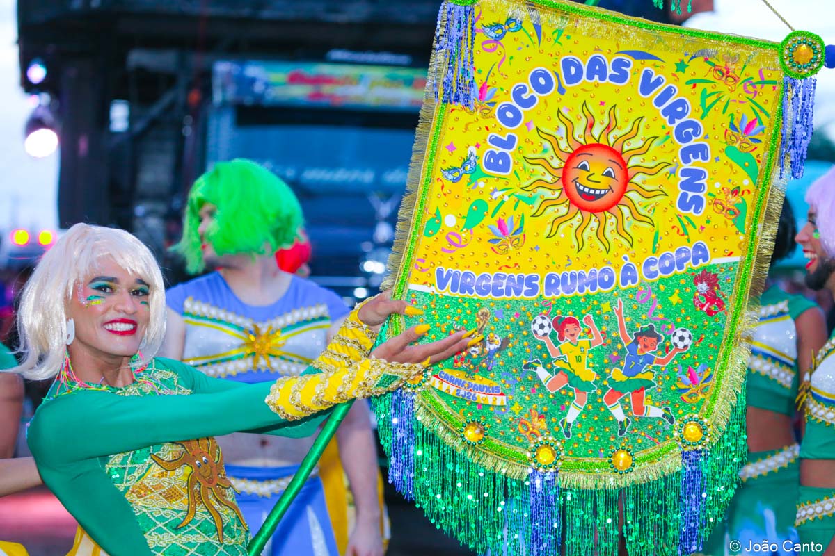 Bloco das Virgens encerra Carnapauxis 2026 com homenagem à Copa do Mundo