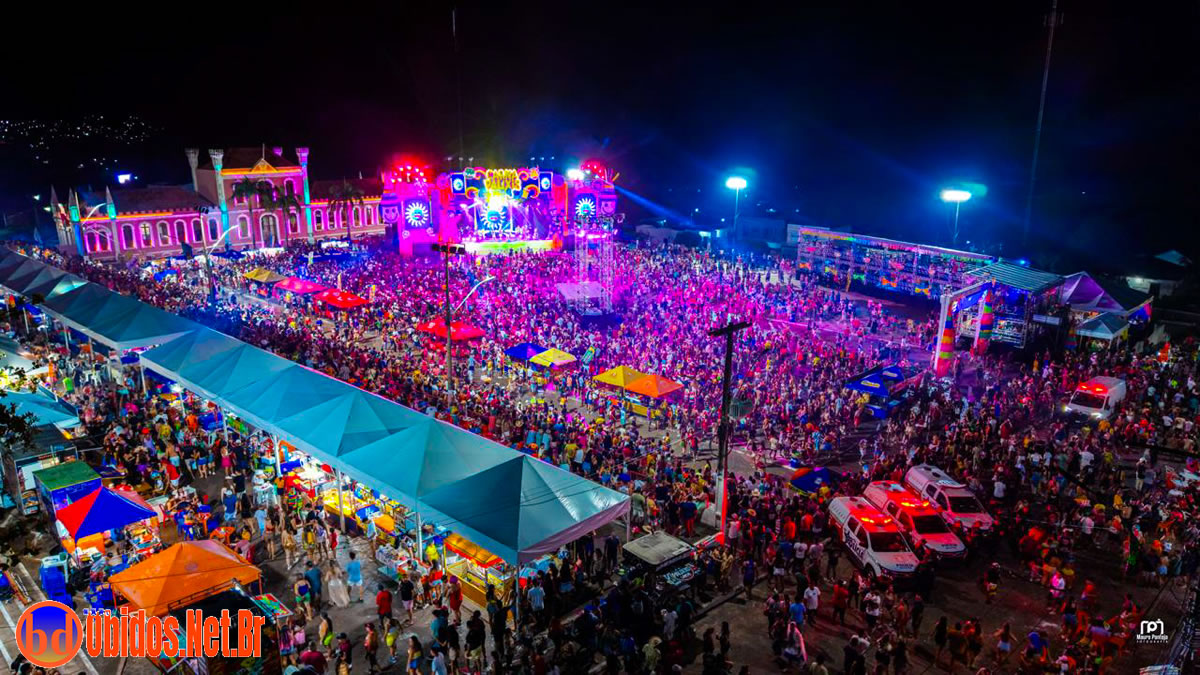 Bloco das Virgens encerra Carnapauxis 2026 com homenagem à Copa do Mundo