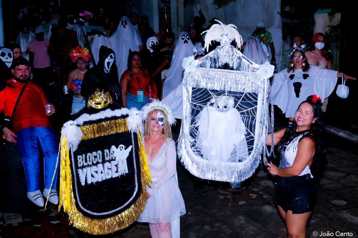 Bloco da Visagem diverte foliões do Carnapauxis em plena madrugada