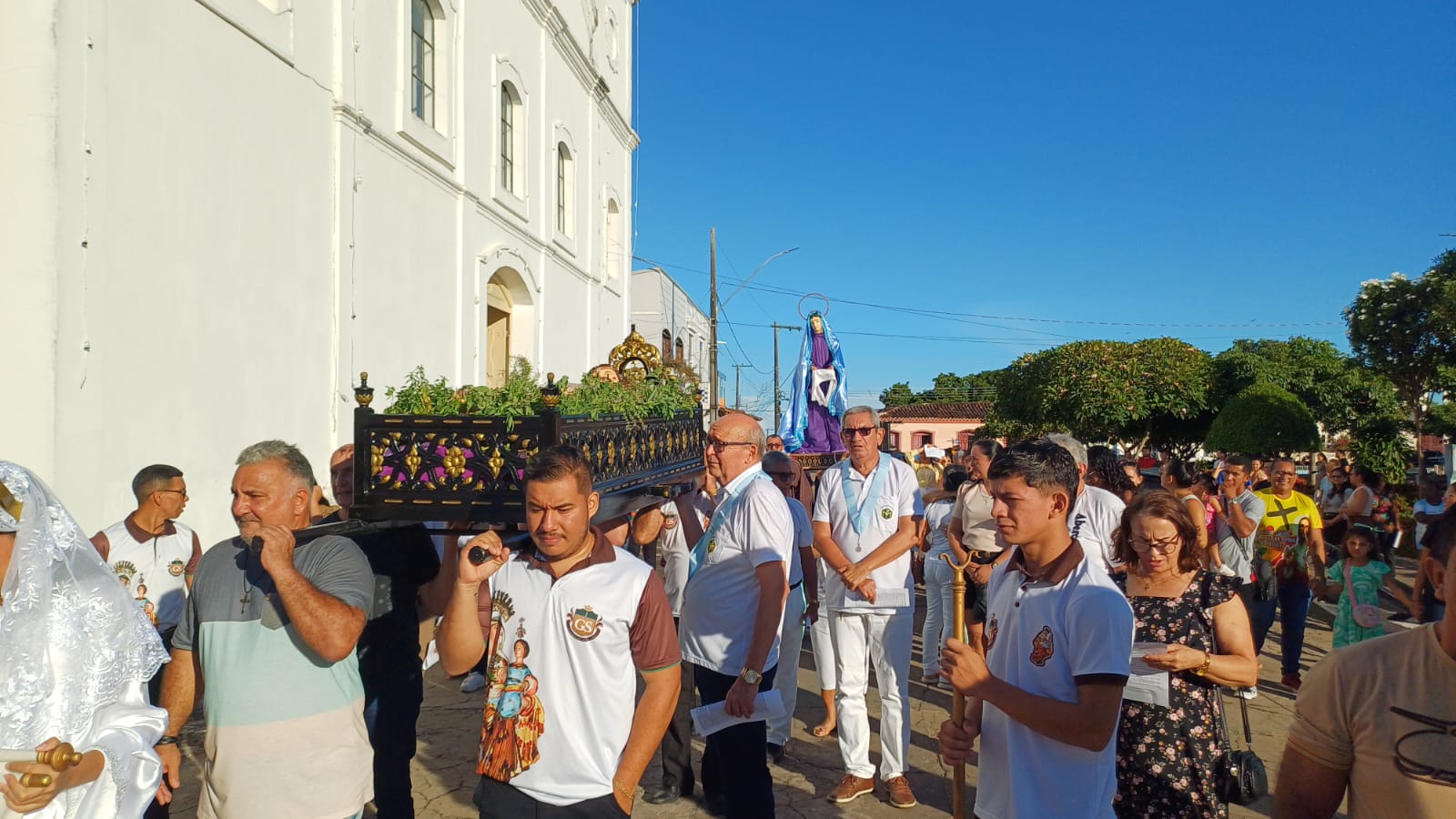 Fiéis participam de celebrações da Sexta-feira Santa em Óbidos